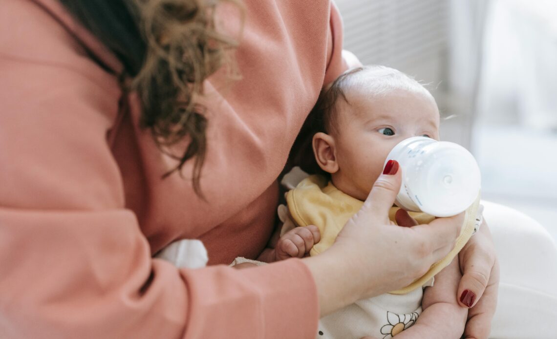 Dondurucudan çıkarılan anne sütü doğru şekilde çözdürülüp ısıtılırsa bebeğe güvenle verilebilir. Ancak dikkat edilmesi gereken bazı önemli noktalar vardır