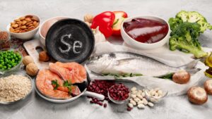 Tiroid sağlığı dendiğinde aklımıza genelde iyot gelir, ama vücudumuzun bu küçük bezini koruyan başka bir süper kahraman daha var: Selenyum!