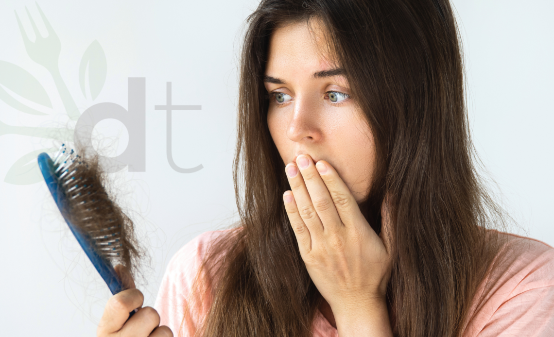 Kadınlarda en sık görülen vitamin eksiklikleri nelerdir? Halsizlik, saç dökülmesi, unutkanlık gibi belirtilerin gerçek nedeni ne olabilir? D vitamini, B12, folik asit, demir ve magnezyum eksikliklerini Diyetisyen Burcu Acun anlatıyor.