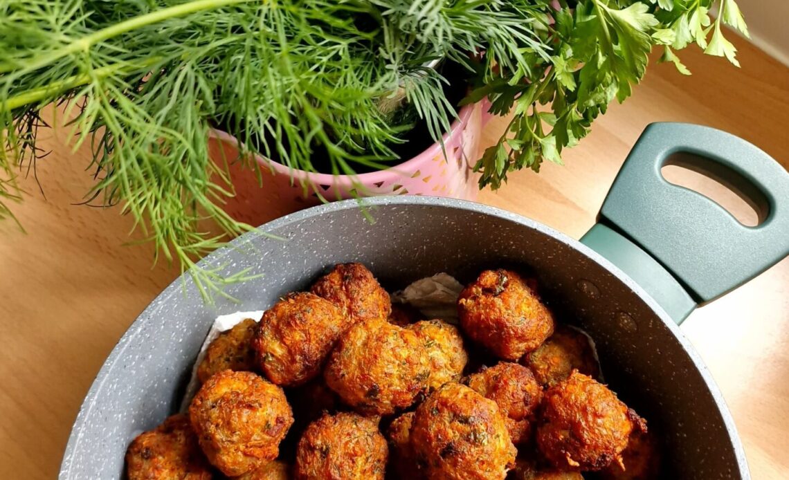 Yaz sebzeli mücver, kabak ve taze fasulye ile hazırlanmış tek porsiyonluk bebek öğünü